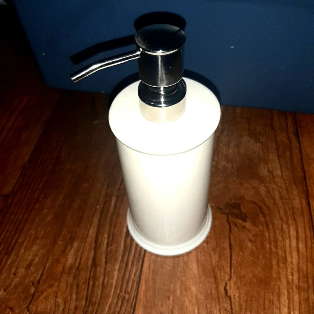 PORCELAIN WAMSUTTA SOAP DISPENSER & TOOTHBRUSH BRUSH HOLDER           c